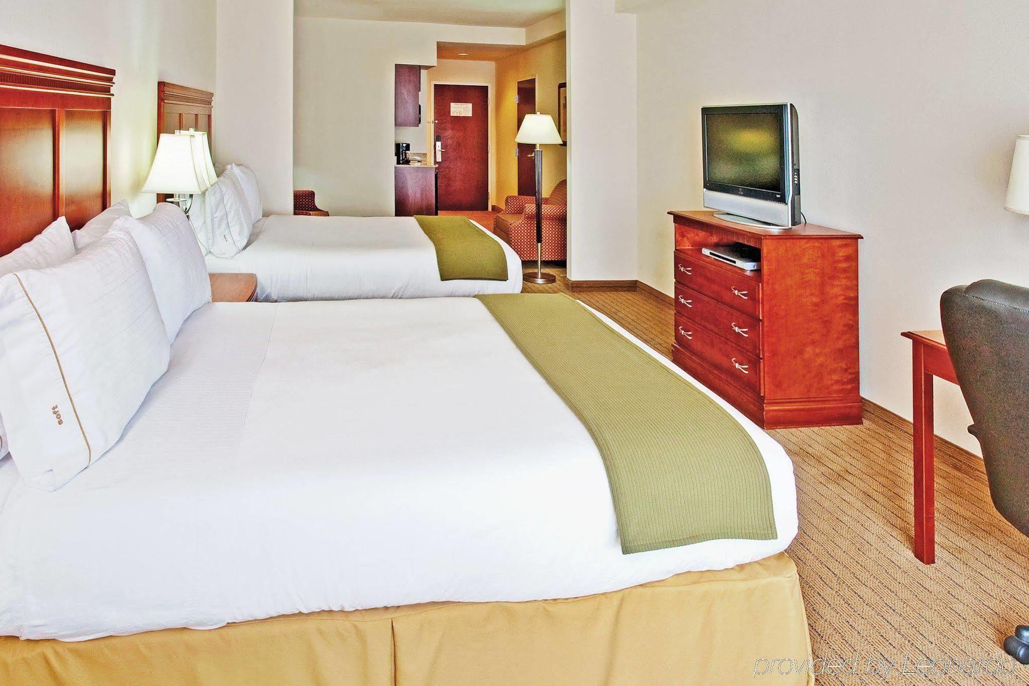 Holiday Inn Express & Suites Dyersburg, An Ihg Hotel Room photo